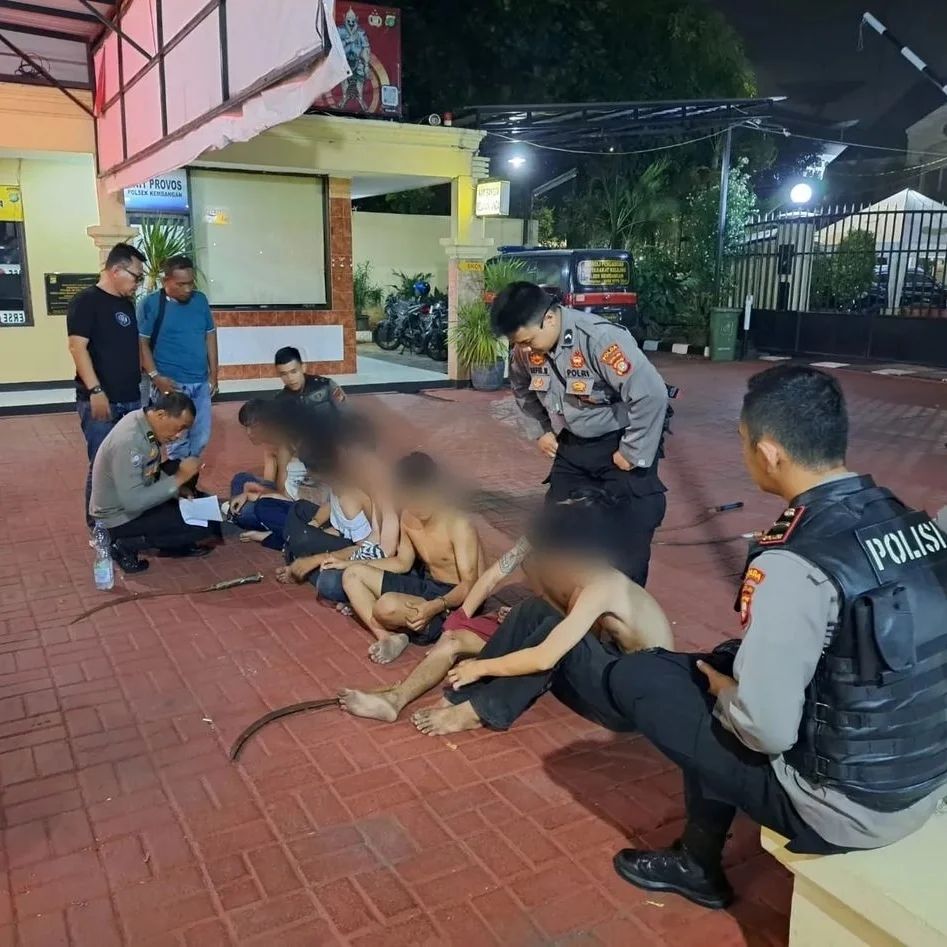 Polisi Tangkap Anak-Anak Bersenjata Tajam Saat Tawuran di Jakpus